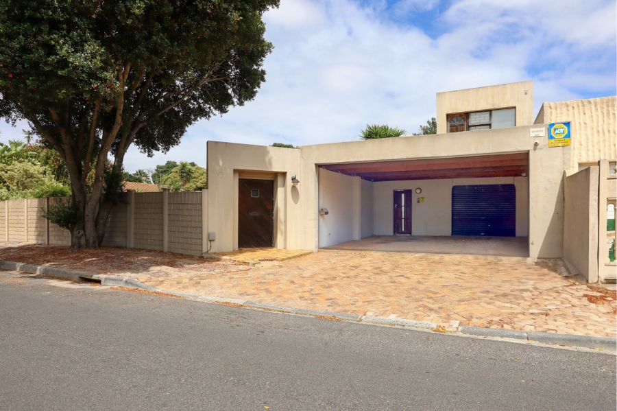 3 Bedroom Property for Sale in Oakglen Western Cape